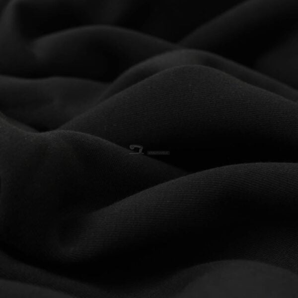 juodos spalvos kilpinis trikotazas su pukeliu